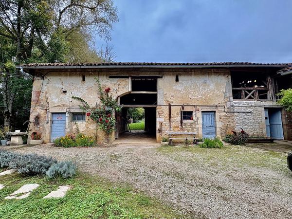 Moulin de caractère avec sa garçonnière et ses dépendances sur plus de 2 hectares en plein coeur de Saint-Amour