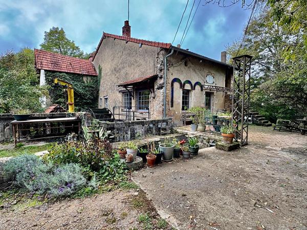 Moulin de caractère avec sa garçonnière et ses dépendances sur plus de 2 hectares en plein coeur de Saint-Amour