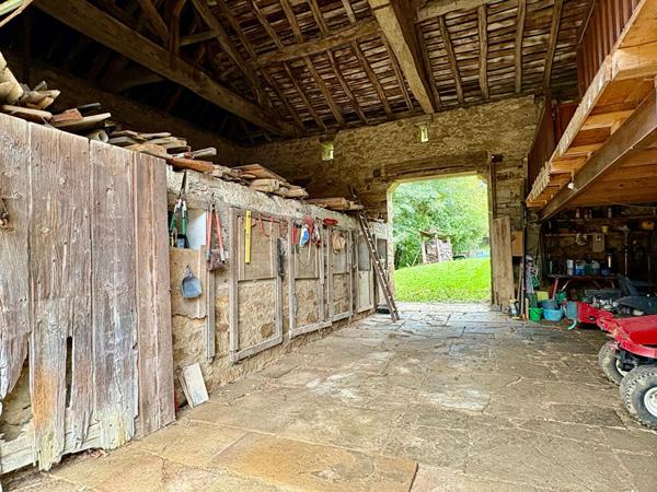 Moulin de caractère avec sa garçonnière et ses dépendances sur plus de 2 hectares en plein coeur de Saint-Amour