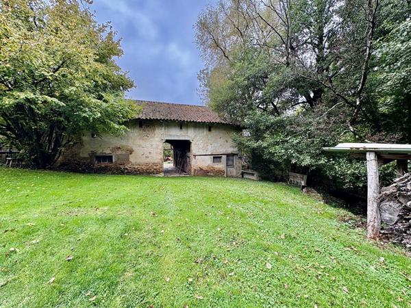 Moulin de caractère avec sa garçonnière et ses dépendances sur plus de 2 hectares en plein coeur de Saint-Amour