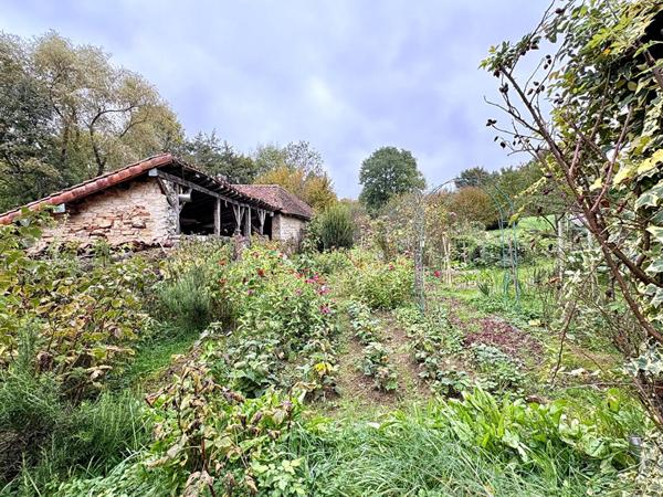Moulin de caractère avec sa garçonnière et ses dépendances sur plus de 2 hectares en plein coeur de Saint-Amour