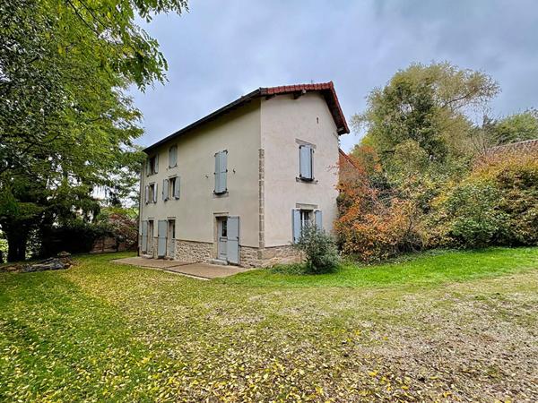 Moulin de caractère avec sa garçonnière et ses dépendances sur plus de 2 hectares en plein coeur de Saint-Amour