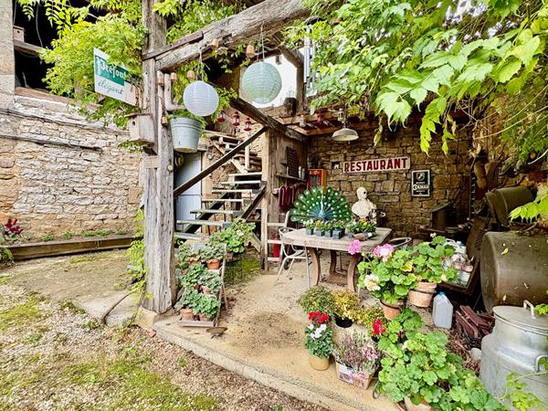 Moulin de caractère avec sa garçonnière et ses dépendances sur plus de 2 hectares en plein coeur de Saint-Amour
