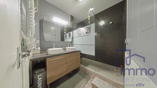 BEAU T4 RÉNOVÉ AVEC STATIONNEMENT