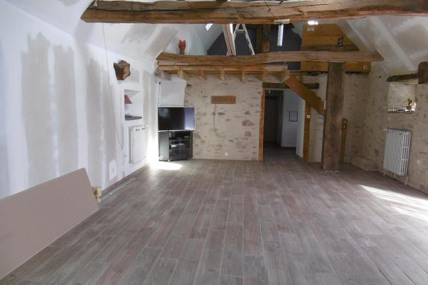 Cette belle longère en pierres apparentes en campagne.