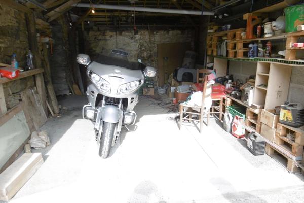 Cette belle longère en pierres apparentes en campagne.