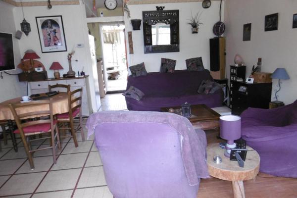 Cette belle longère en pierres apparentes en campagne.