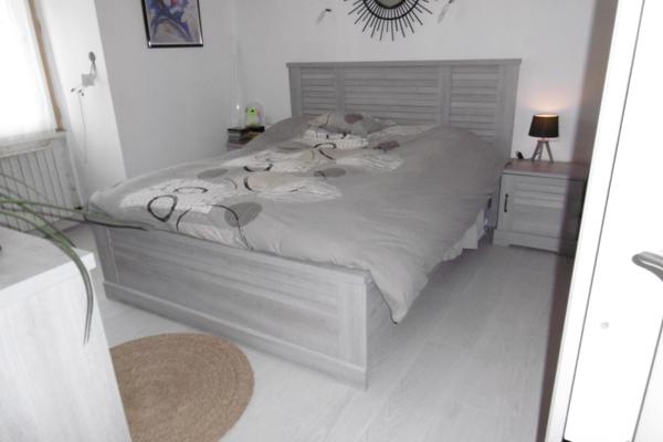 Cette belle longère en pierres apparentes en campagne.