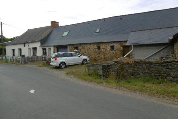 Cette belle longère en pierres apparentes en campagne.