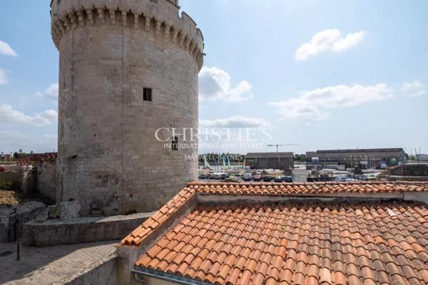 Maison avec vue unique au pied de la Tour de la Lanterne de La Rochelle
