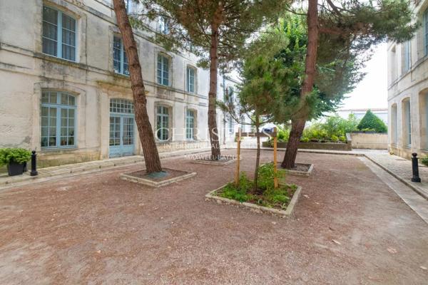 Maison avec vue unique au pied de la Tour de la Lanterne de La Rochelle