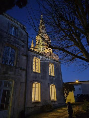 Maison avec vue unique au pied de la Tour de la Lanterne de La Rochelle