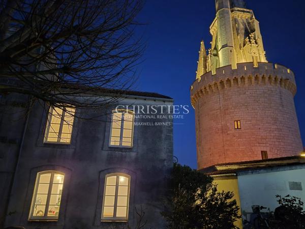 Maison avec vue unique au pied de la Tour de la Lanterne de La Rochelle