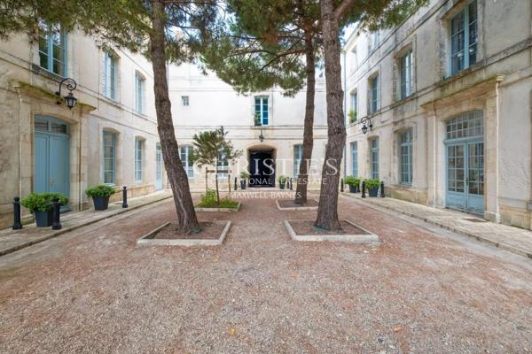 Maison avec vue unique au pied de la Tour de la Lanterne de La Rochelle