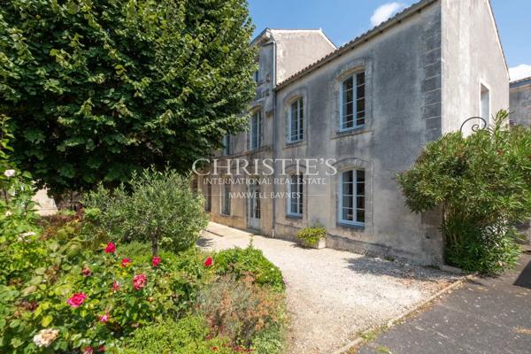 Maison avec vue unique au pied de la Tour de la Lanterne de La Rochelle