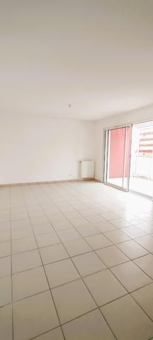 Toulouse: Grand Appartement T3 récent avec avec balcon et parking
