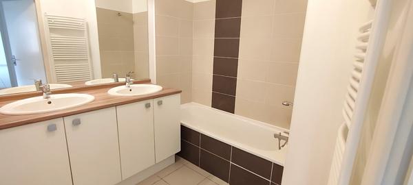 Toulouse: Grand Appartement T3 récent avec avec balcon et parking