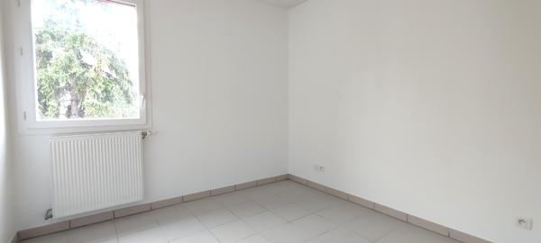 Toulouse: Grand Appartement T3 récent avec avec balcon et parking