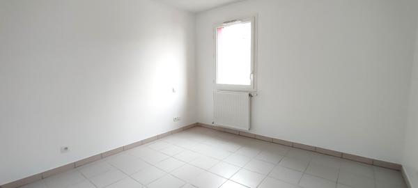 Toulouse: Grand Appartement T3 récent avec avec balcon et parking