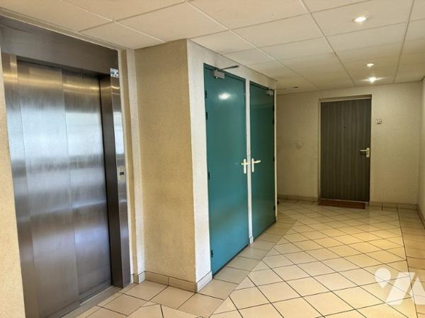 CHATEAU-THIERRY. Appartement de type 3 de 65,50 m² avec 2 chambres, place de parking et garage