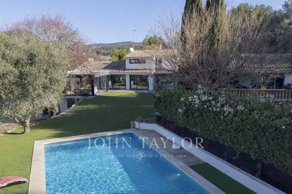 Sanary-sur-Mer – Propriété de 410 m² avec vue mer, piscine chauffée et appartement indépendant