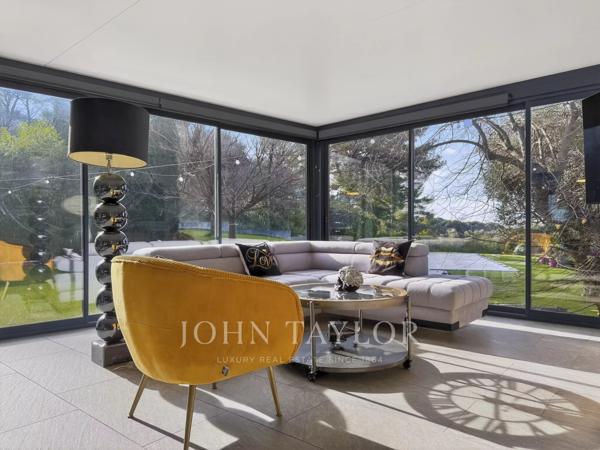 Sanary-sur-Mer – Propriété de 410 m² avec vue mer, piscine chauffée et appartement indépendant
