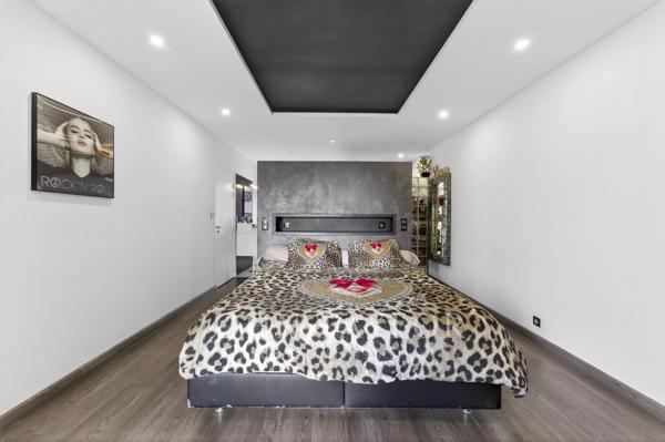 Sanary-sur-Mer – Propriété de 410 m² avec vue mer, piscine chauffée et appartement indépendant