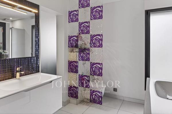 Sanary-sur-Mer – Propriété de 410 m² avec vue mer, piscine chauffée et appartement indépendant
