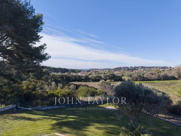 Sanary-sur-Mer – Propriété de 410 m² avec vue mer, piscine chauffée et appartement indépendant