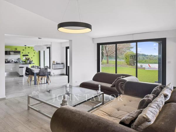 Sanary-sur-Mer – Propriété de 410 m² avec vue mer, piscine chauffée et appartement indépendant