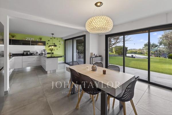 Sanary-sur-Mer – Propriété de 410 m² avec vue mer, piscine chauffée et appartement indépendant