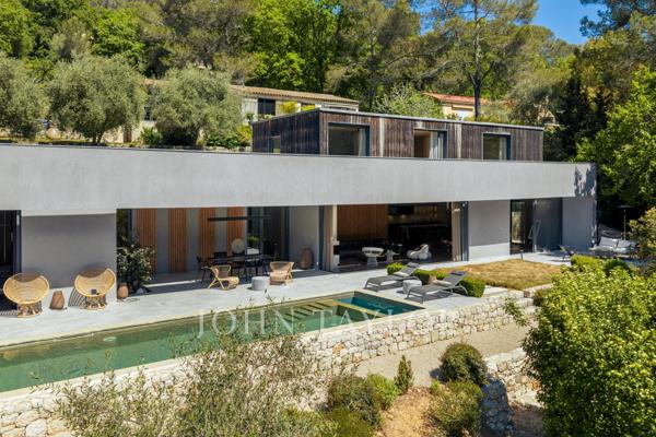 Ensemble de 2 villas avec fort potentiel d'extension et de construction, village de Valbonne à pied