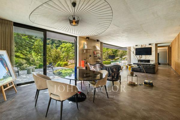 Ensemble de 2 villas avec fort potentiel d'extension et de construction, village de Valbonne à pied