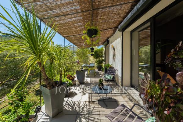 Ensemble de 2 villas avec fort potentiel d'extension et de construction, village de Valbonne à pied