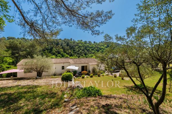 Ensemble de 2 villas avec fort potentiel d'extension et de construction, village de Valbonne à pied