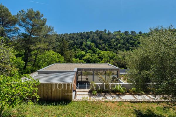 Ensemble de 2 villas avec fort potentiel d'extension et de construction, village de Valbonne à pied