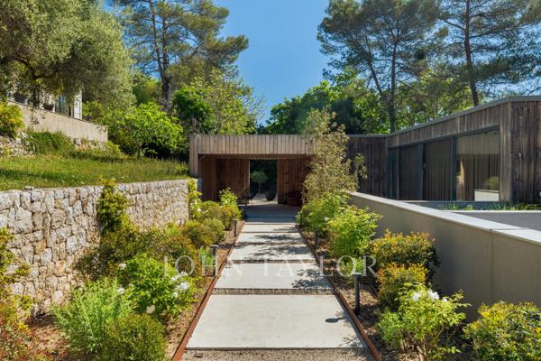 Ensemble de 2 villas avec fort potentiel d'extension et de construction, village de Valbonne à pied