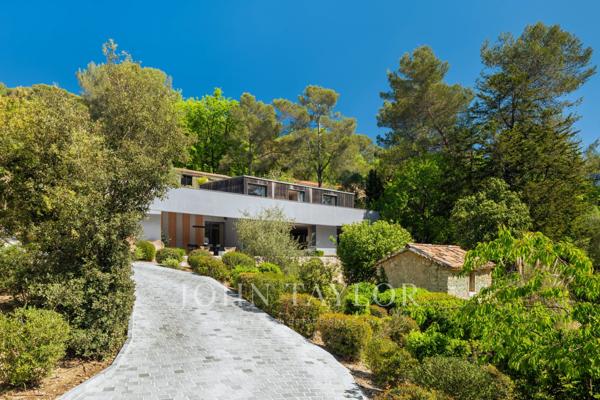 Ensemble de 2 villas avec fort potentiel d'extension et de construction, village de Valbonne à pied