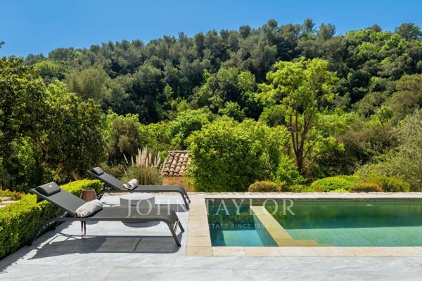 Ensemble de 2 villas avec fort potentiel d'extension et de construction, village de Valbonne à pied
