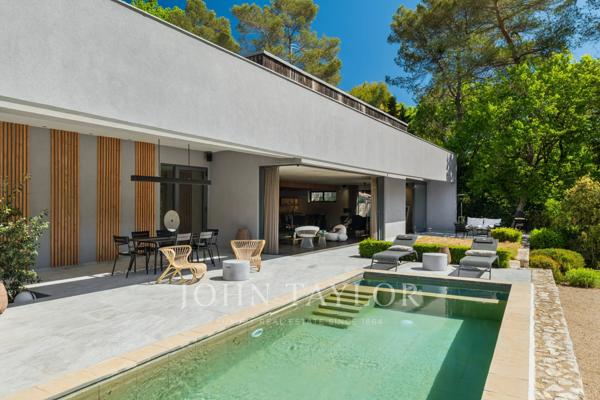 Ensemble de 2 villas avec fort potentiel d'extension et de construction, village de Valbonne à pied