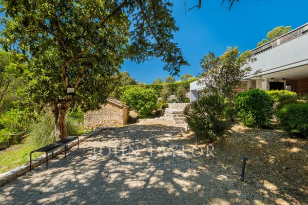 Ensemble de 2 villas avec fort potentiel d'extension et de construction, village de Valbonne à pied