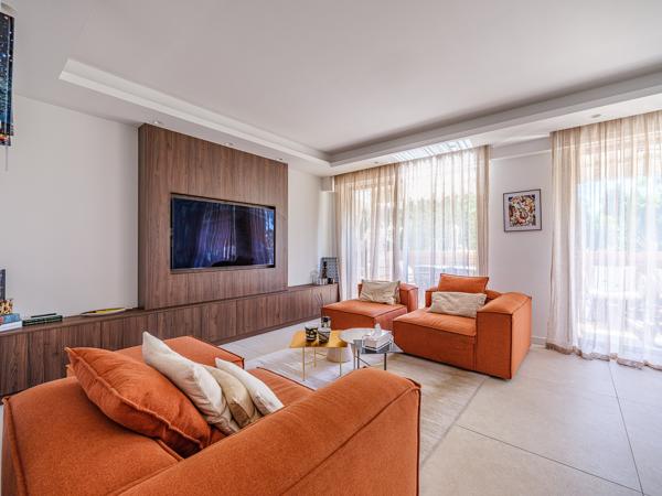 Appartement
         3 pièces
        - 107 m² 710 000 € *