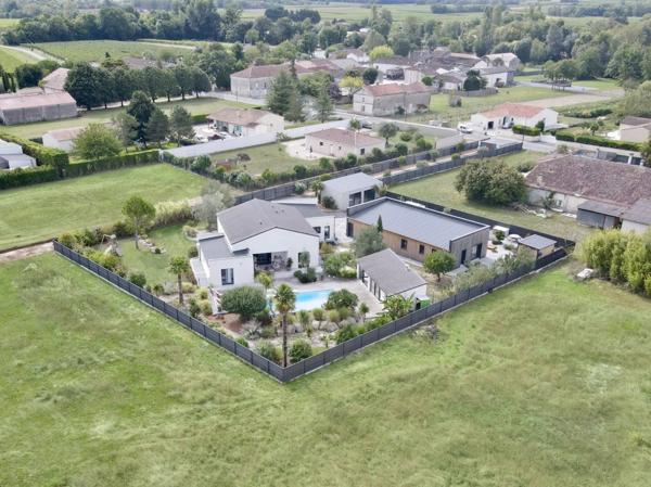 Villa contemporaine 186 m² avec piscine et dépendances – Triangle Saintes / Cognac / Saint-Jean-d’Angély