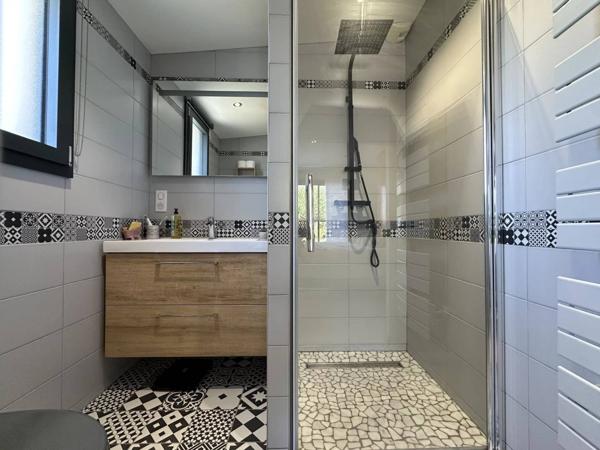 Villa contemporaine 186 m² avec piscine et dépendances – Triangle Saintes / Cognac / Saint-Jean-d’Angély