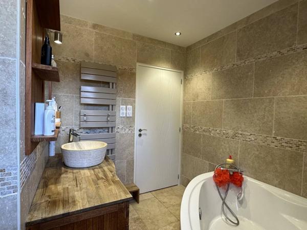 Villa contemporaine 186 m² avec piscine et dépendances – Triangle Saintes / Cognac / Saint-Jean-d’Angély