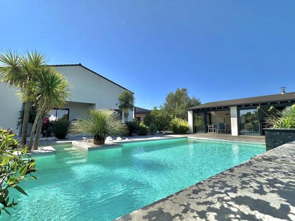 Villa contemporaine 186 m² avec piscine et dépendances – Triangle Saintes / Cognac / Saint-Jean-d’Angély