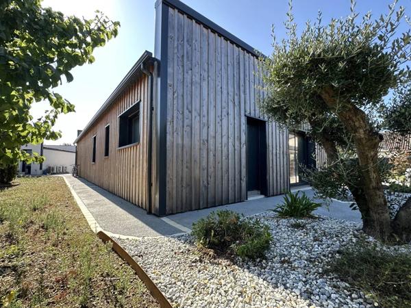 Villa contemporaine 186 m² avec piscine et dépendances – Triangle Saintes / Cognac / Saint-Jean-d’Angély