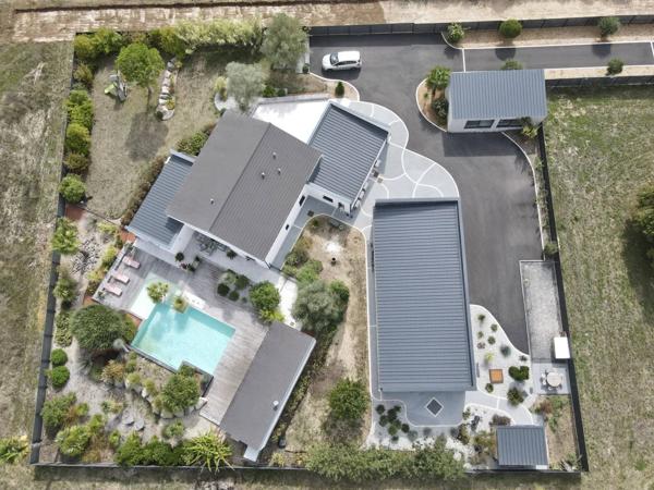 Villa contemporaine 186 m² avec piscine et dépendances – Triangle Saintes / Cognac / Saint-Jean-d’Angély