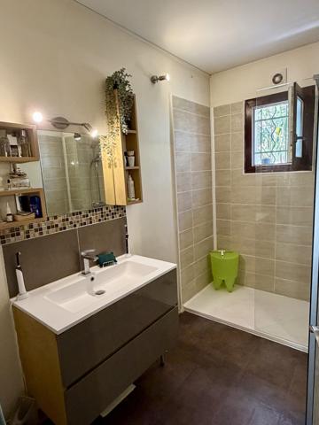 5 mn de Nîmes, 132 m2, 5 pièces, jardin méditerranéen, garage, DPE B/A