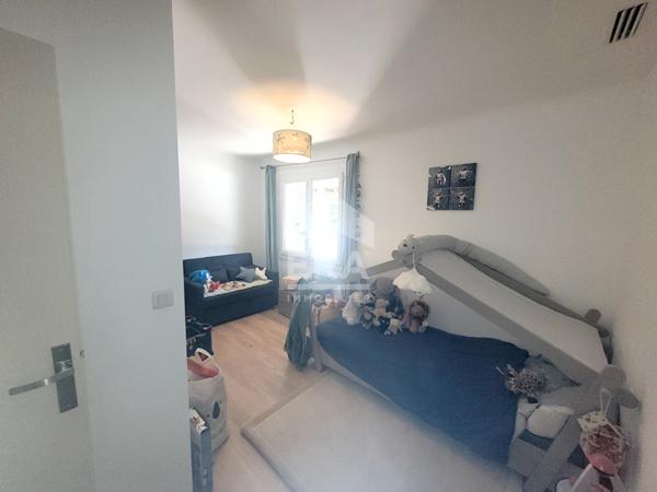 LES PENNES MIRABEAU -Quartier Darbousset- Maison T5 de 140 m2 avec piscine et extérieur